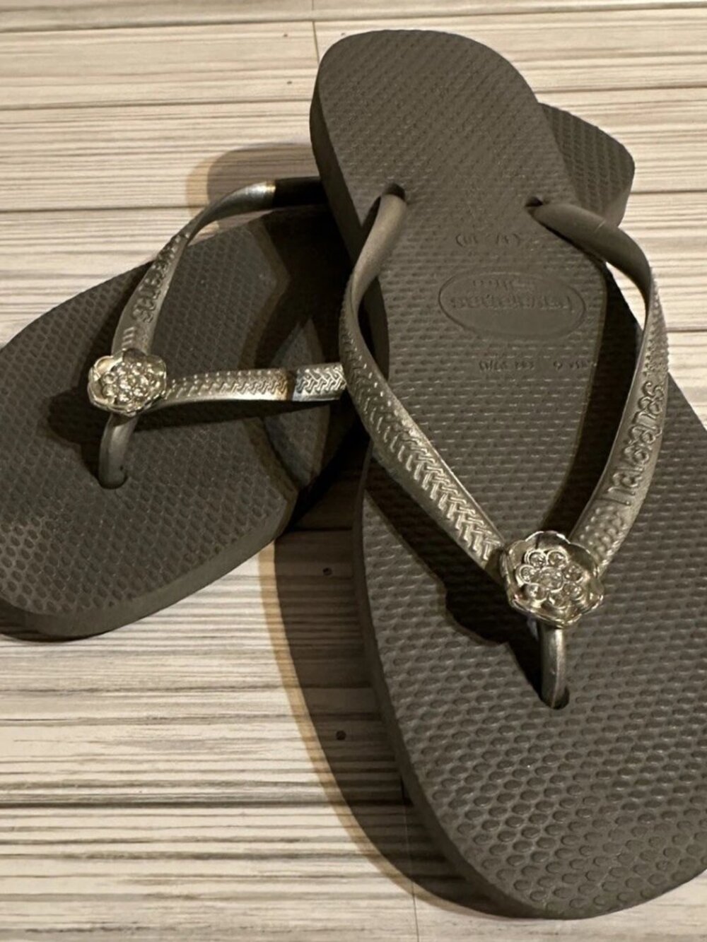 Havaianas Gray Slim Flip Flops Crystal Flower Charm Size USA 6 /Brazil 37/38